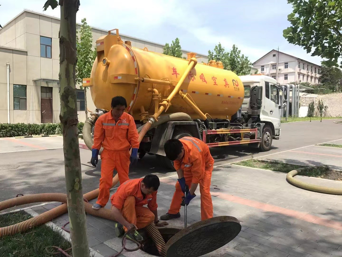 复兴管道疏通车停在窨井附近