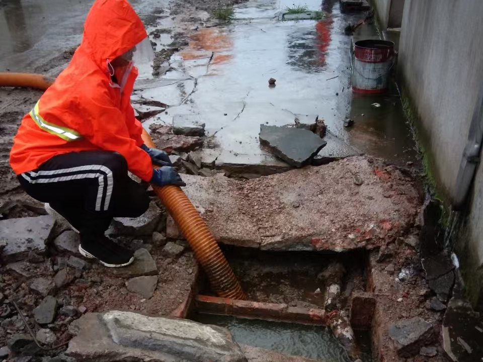 复兴专业清理污水池 炜誉市政以规范流程守护城市 “肠道”