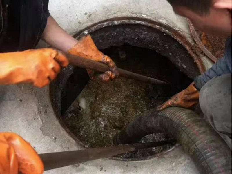 复兴清理化粪池时如何避免沼气的危害?